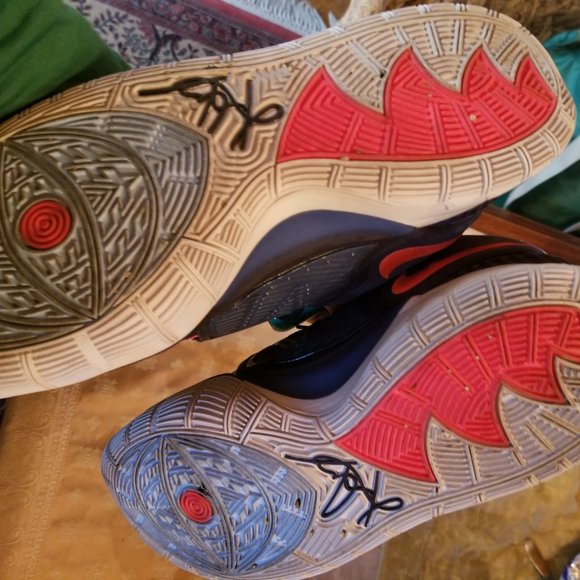 Barely used mens size 12 nikes main image 4